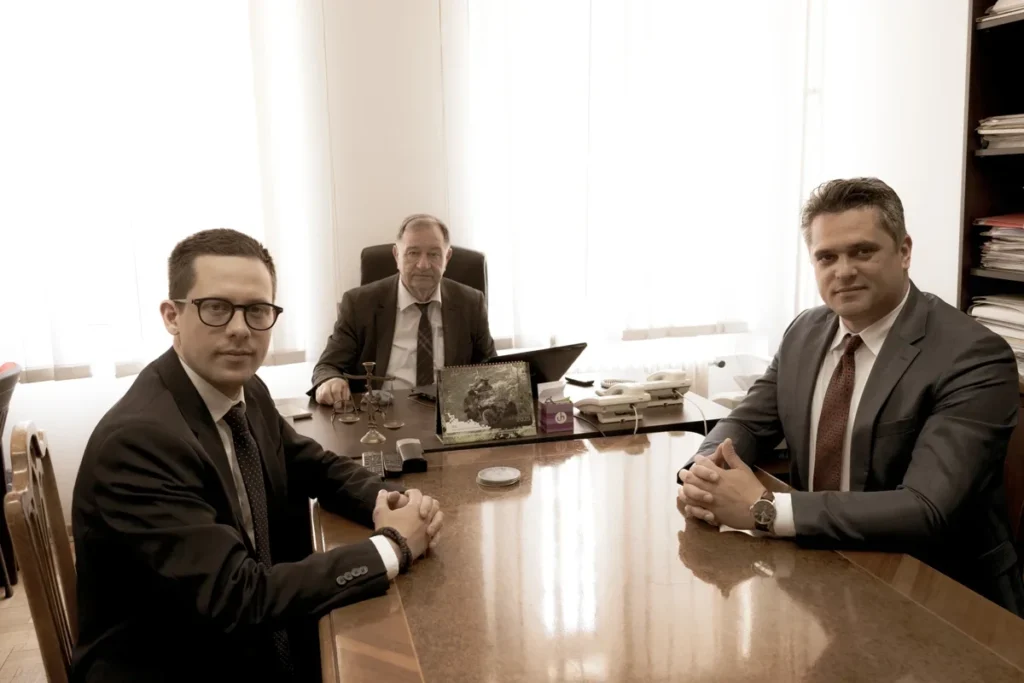Advokati Mileta B. Radojević i kolege tokom rada u advokatskoj kancelariji - Advokatska kancelarija u Beograd